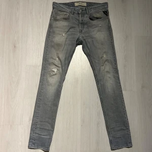 Replay jeans - Ett par riktigt snygga gråa replay jeans. Jeansen har ett par slitningar som jag har gjort själv som man kan se på bilderna. Storlek w29 och l32. De har en snygg tvätt. Hör av er med prisförslag eller om ni vill ha fler bilder eller mått!
