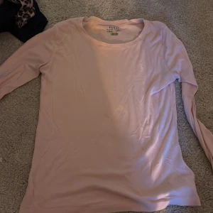 Rahlp lauren Rosa tröja - En super snygg rosa rahlp Lauren tröja i storlek 160 cm ungefär xs-s