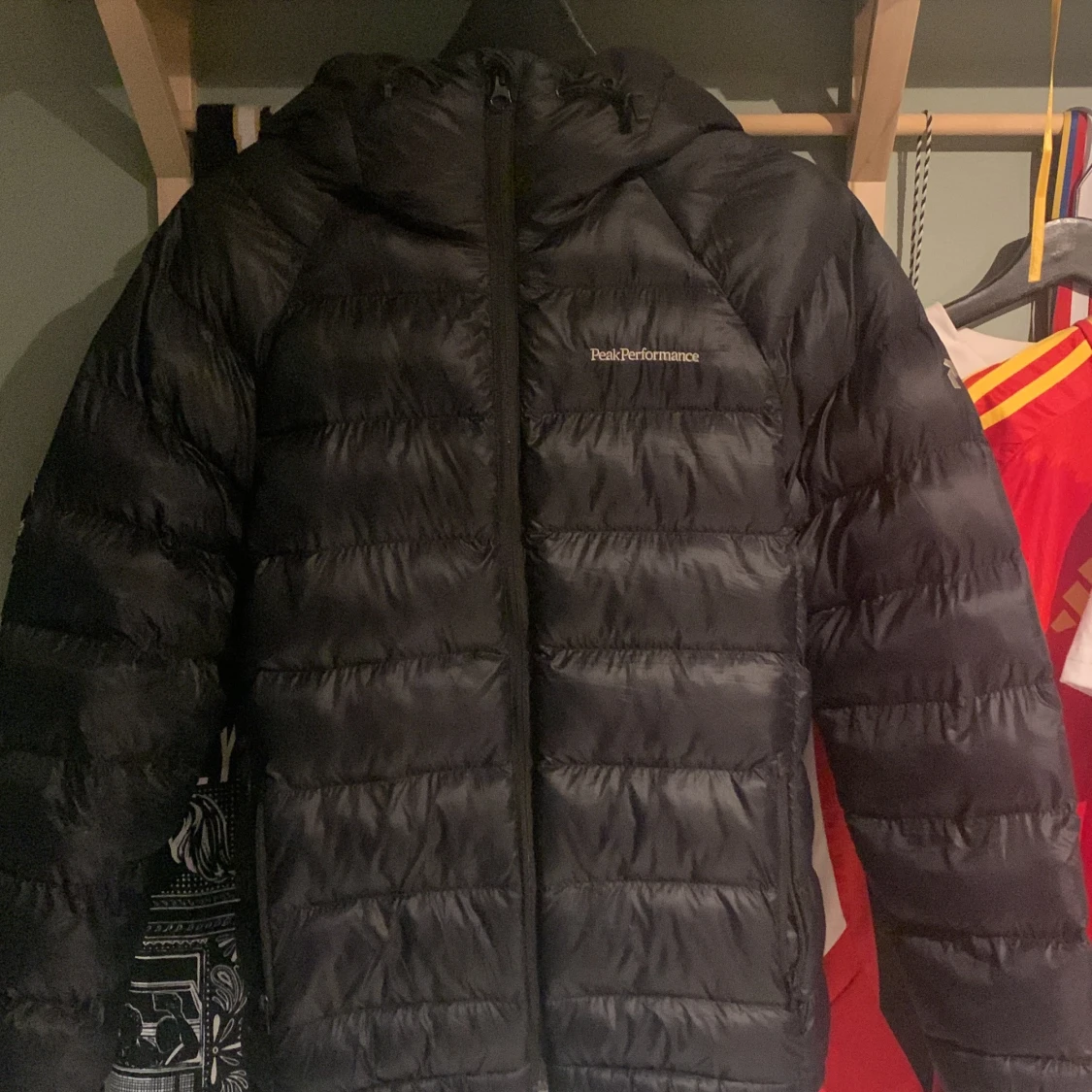 Svart dunjacka Peak Performance S