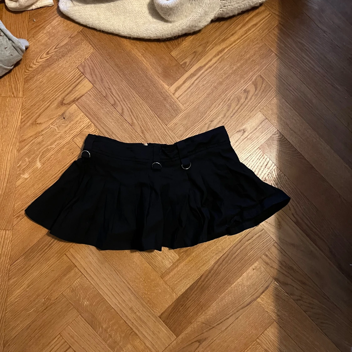 Svart plisserad minikjol med dragkedja