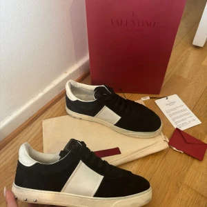 Valentino Flycrews  - Valentino gravani flycrews storlek 38, skorna är i bra skick de har några nitar som trillat av men knappt märks. Allting medför på bildera+extra snören!