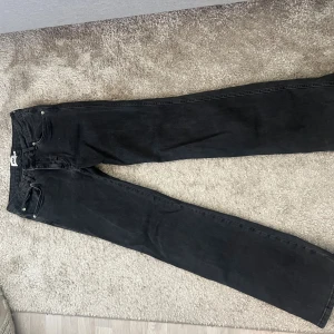 Svarta jeans från 157, raka ben - Svarta jeans från 157 med klassisk femficksdesign och raka ben. Jeansen har normal passform och är tillverkade i ett mjukt bomullsmaterial med lite stretch. Perfekta för dig som gillar en enkel och stilren look.