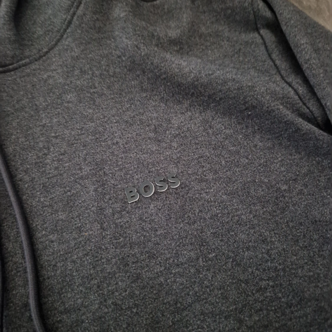 Mörkgrå hoodie från BOSS - 1