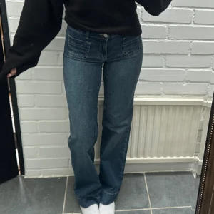 Jeans nelly - Säljer dessa skitsnygga jeans från Nelly. Endast använd en gång, väldigt stretchigt och skönt material🤍perfekt i längden på mig som är 165