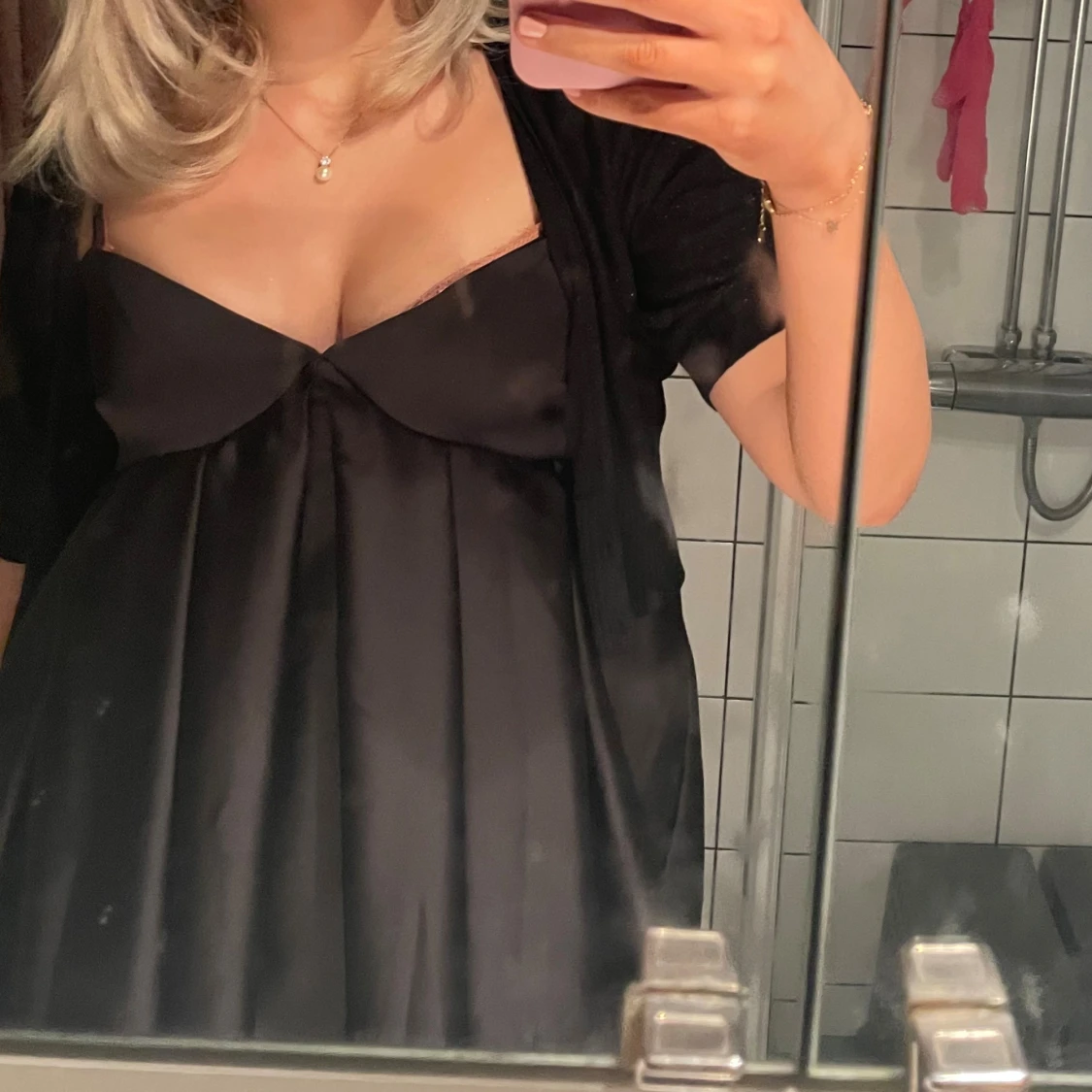 Svart kort satinklänning med v-ringning - 1