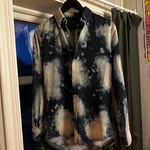 Ralph Lauren skjorta - Säljer en sjukt snygg och unik blå och krämvit skjorta från Ralph Lauren i custom fit. Skjortan har ett unikt batikmönster och är gjord i mjuk manchester. Storlek S. Mycket bra skick. Hör av er vid minsta fråga! Nypris på 2000kr+