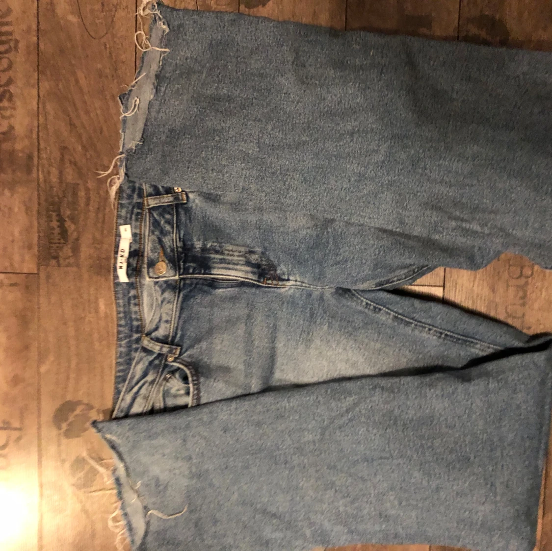 Blå jeans från NA-KD med råa kanter - 3