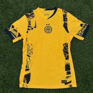 Inter Milan gul matchtröja Nike  - Inter Milan fotbollströja från 2018 i gul med mörkblå detaljer och grafiskt mönster. Tröjan har klubbmärke och Nike-logga på bröstet, V-ringad krage med blå kant och är tillverkad i ventilerande Dri-FIT polyester. Perfekt för dig som vill sticka ut på planen.