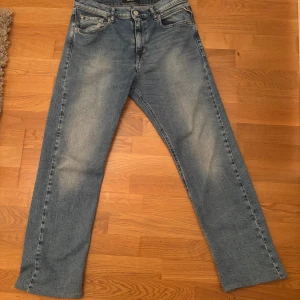 Replay jeans - Säljer ett par klassiska blå jeans från Replay med raka ben och snyggt slitna detaljer. Jeansen har fem fickor, normal passform och är tillverkade i mjukt denimtyg. Perfekta för dig som gillar en avslappnad stil. Pris kan diskuteras