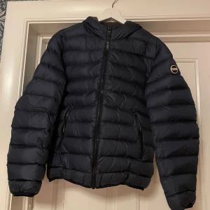 Colmar jacka - Det colmar jacka till bra pris. Inga hål men tecken på användning. Säljer den pga att den inte passar längre. Storlek S (46) Pris ej hugt i sten