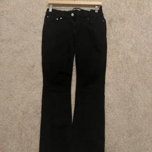 Svarta bootcut jeans från gina tricot  - Svarta jeans lågmidjade bootcut jeans från gina tricot💕