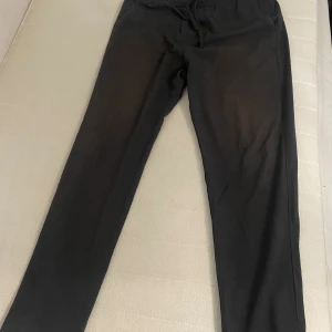 Svarta byxor från Lindbergh.  - Ett par svarta byxor från Lindbergh i relaxed fit. Byxorna kommer inte till användning längre och därför säljs dem. 