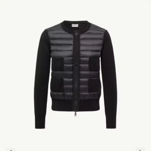 Moncler cardigan  - Säljer min eftertraktade Moncler cardigan pga den är lite för stor för mig. Den är i strlk L som passar M eftersom de är små i storleken. Jag har kvitto till jackan från butiken i Östermalm och den har även nyss vart inne på kemtvätt på Moncler butiken. Om någon skulle vilja byta mot en S/M eller köpa är det bara är höra av sig!