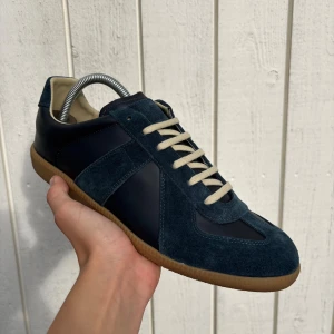 Maison margiela 44 Blå - Säljer dessa Maison margiela skor i storlek 44 Skickar samma dag! Hör av er vid funderingar