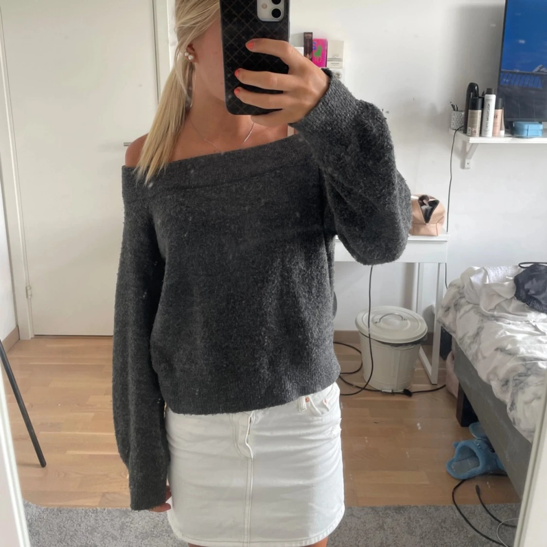 Mörkgrå offshoulder stickad tröja
