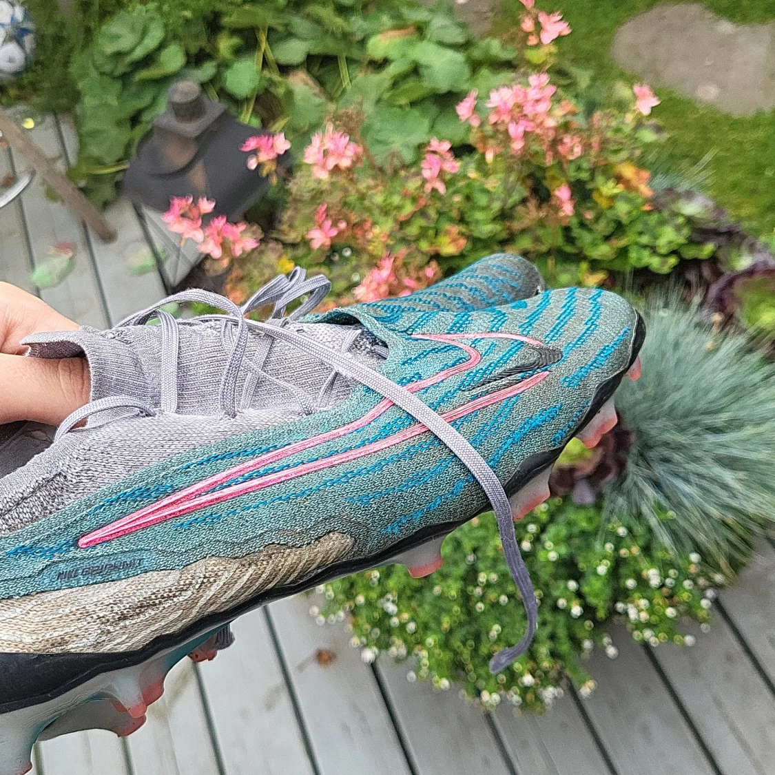 Nike fotbollsskor med blått mönster