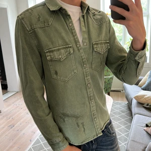 Overshirt olivgrön  - Väldigt trendig och stilren med tänkta slitningar😊🙌 bra skick skriv vid fundering ✌️