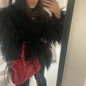 Svart fluffig pälsjacka - Super snygg päls jacka❣️skriv vid frågor