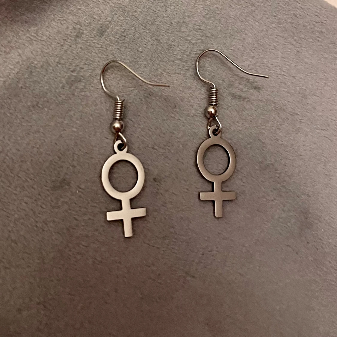 Feminist örhängen silver imitation kvinnosymbolen - 4