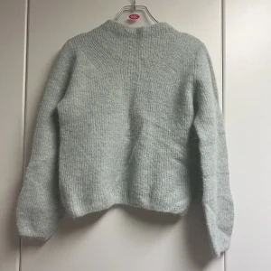 Stickad tröja  - Stickad tröja från Lindex i alpackablandning 💚 Mint/ljusgrön ☺️ Säljer för att den har krympt i tvätten, men fortfarande bra skick på tröjan 🫶🏻Passar XS och mindre ☺️Skriv gärna för fler frågor 🥰