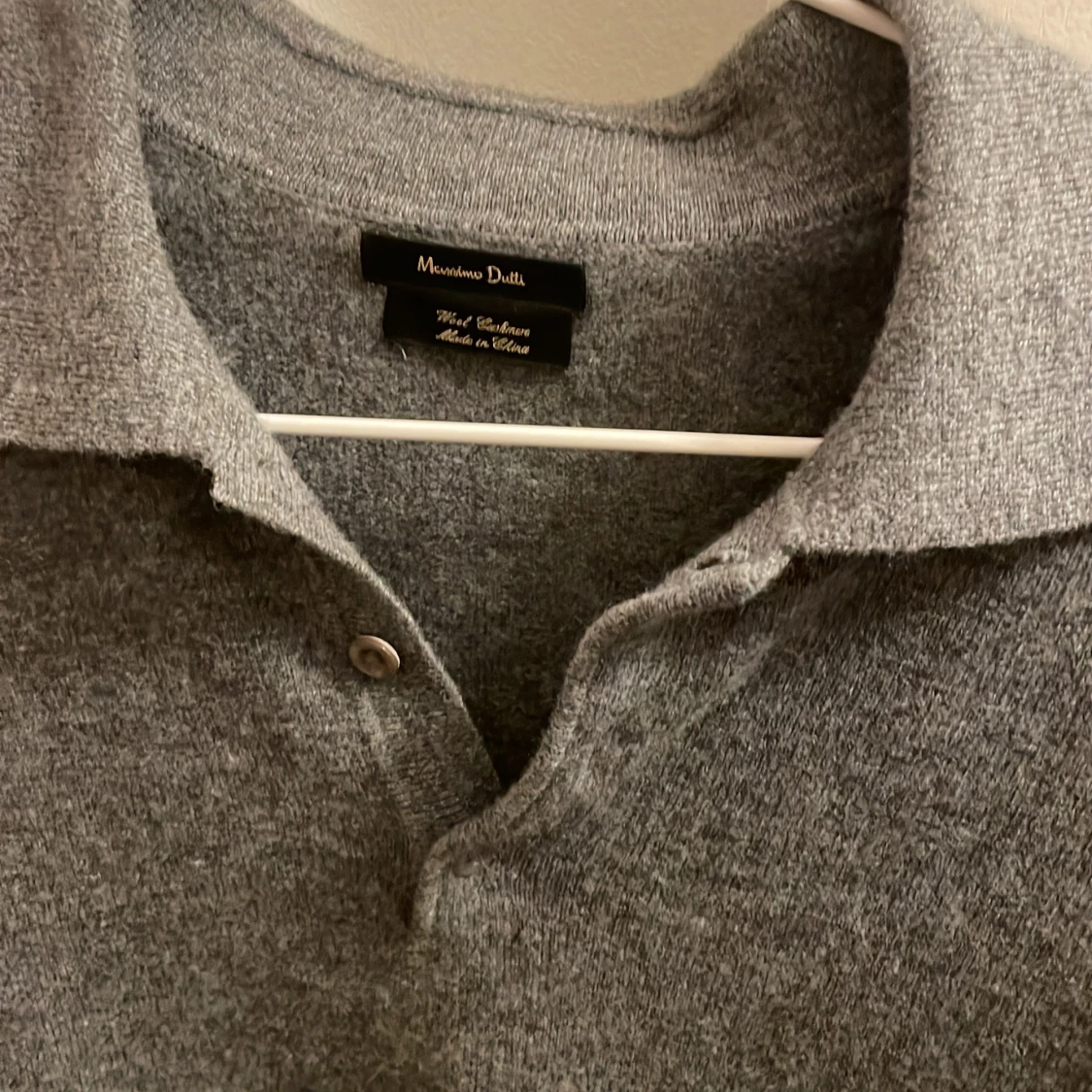 Grå kashmirpiké från Massimo Dutti - 2