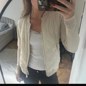 Tunn Beige Massimo dutti jacka  - Snygg beige bomberjacka med quiltad framsida och ribbade muddar. Super snygg! 