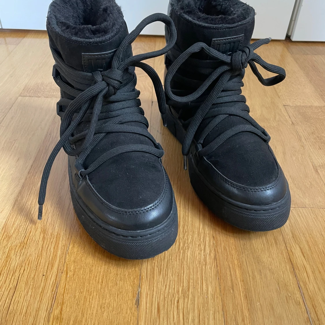 Svarta fodrade boots med snörning