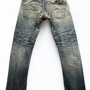 Dry selvadge nudie jeans - Helt sjukt par selvadge nudie jeans, har aldrig sett ett sånt par innan därav priset. W33 men passar 32 och L32.                     Kom med bud eller frågor!