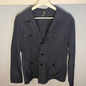 J.Lindeberg Overhshirt - Stilren mörkblå overshirt från J.Lindeberg med klassisk krage. Skicket är som nytt.