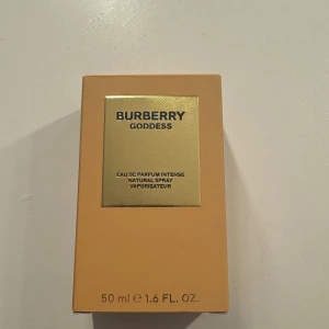 Burberry Goddess EdP Intense 50ml - Burberry Goddess Eau de Parfum Intense, 50 ml. Doftar super gott. Den är använd en gång med ungefär 3 sprut, märkte sedan att jag hade beställt fel. Men annars helt oanvänd. Paketet är lite vatten skadat men det är endast paketet. Köpte den för 1500kr.