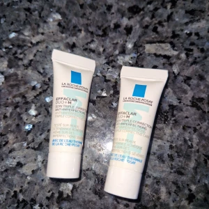 La Roche-Posay Effaclar Duo+M mini - Två små tuber Effaclar Duo+M från La Roche-Posay, denna kräm är känd för sin tredubbelt korrigerande effekt som hjälper till att minska orenheter som finnar och pormaskar samt förebygger nya utbrott. Minskar synligheten av märken efter akne.  Har en lätt, icke-fet konsistens som snabbt absorberas.
