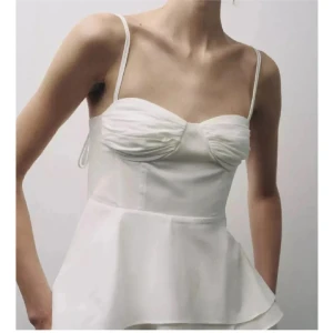 zara topp xs - populär zara topp i xs! man knyter banden så dom passar i längden💖 använd några få gånger så i väldigt br skick!! nypris 400kr