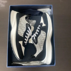 DIOR B25 - Fräscha dior b25 i bra skick strl 43 finns inte många av dessa ute så först till kvarn som gäller. Hör av dig vid intresse!