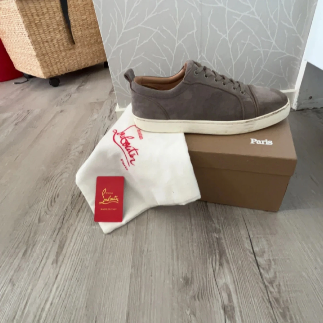 Grå mocka sneakers från Louboutin