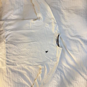 Vit långärmad tröja från U.S. Polo Assn. - Vit långärmad tröja från U.S. Polo Assn. med klassisk rund halsringning och broderad logga på bröstet. Aldrig använd, skickas samma dag och mer bilder kan ordnas Mvh!