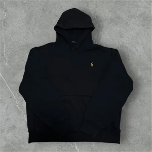 Ralph Lauren Hoodie, Mörkblå - 📍Storlek: M  💪🏽Skick:Mycket bra!  📐Mått:Längd:64cm:Axelbredd:49cm  📎Material:86%Bomull:14%Polyester  📦Skickar alltid inom 24h  💸Köp fler plagg för att få billigare pris  ✅Äkthetsgaranti