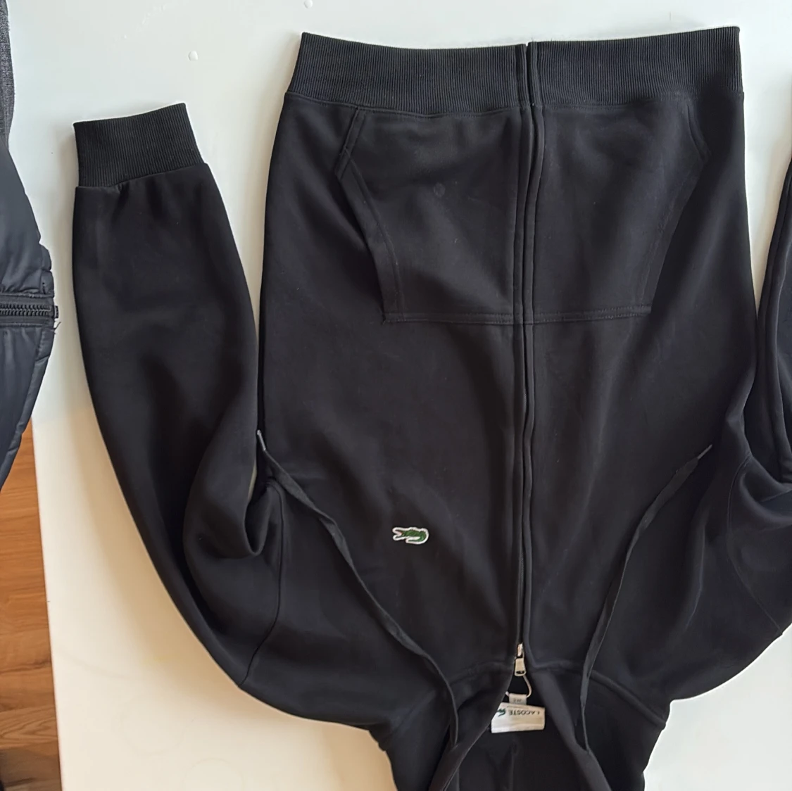 Svart hoodie från Lacoste med dragkedja - 1