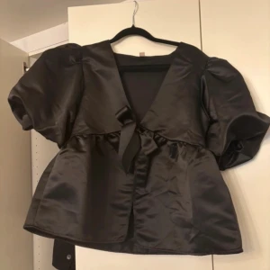 Fin topp  - Jättefin topp från Nelly! Storlek S