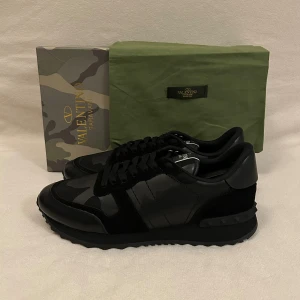 Valentino rockrunners  - Tja, säljer dessa svarta rockrunners i mycket bra skick|| skick 9/10 Inga D-effekter|| storlek 43|| Nypris: ~7000 mitt pris 2999|| Om ni har några frågor eller funderingar är det bara att fråga|| Trendwear1