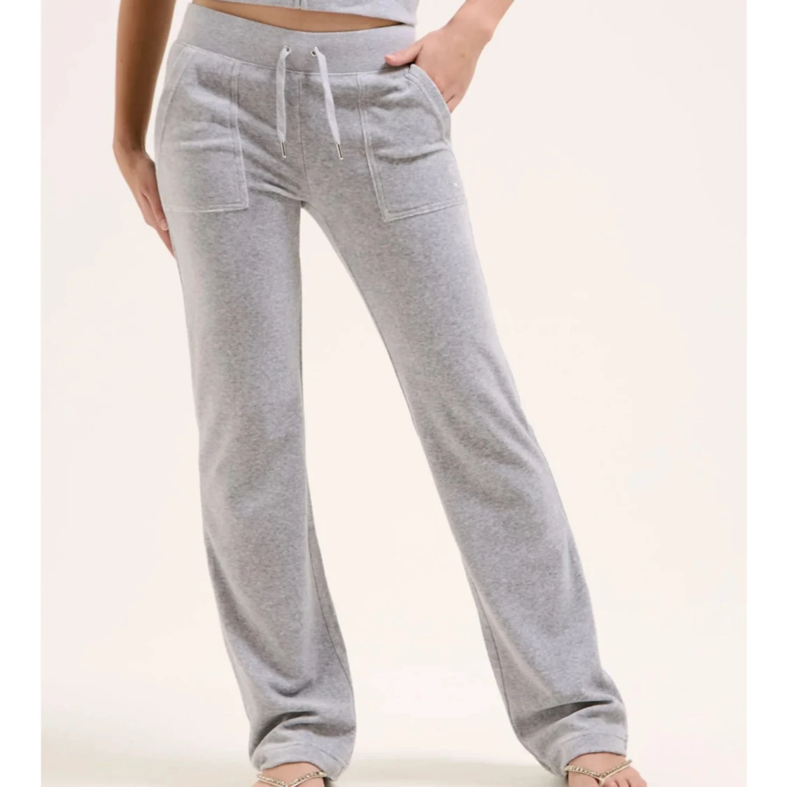 Gråa Juicy Couture byxor 