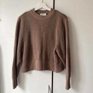 Beige stickad tröja från Monki - Säljer en beige stickad tröja från Monki i storlek S. Tröjan har en chunky ribbstickad struktur, rund halsringning och långa ärmar