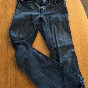 Mörkblå jeans från Perfect Jeans - Snygga mörkblå jeans från Perfect Jeans i klassisk rak modell. Jeansen har fem fickor, normal passform och är tillverkade i slitstarkt denimtyg. Perfekta för dig som gillar en enkel och tidlös stil.