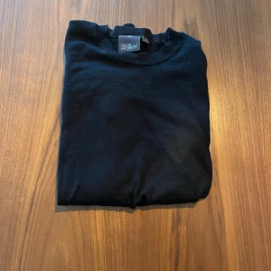 Svart tröja från Oscar Jacobson - Säljer en stilren svart tröja från Oscar Jacobson. Tröjan är av modellen Custer roundneck. Tröjan är i fint skick. Nypris 1499. Säljer då den är för liten.