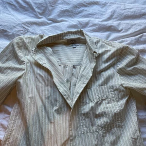 Poplin skjorta från Cos - Storlek S. Boxig fit.