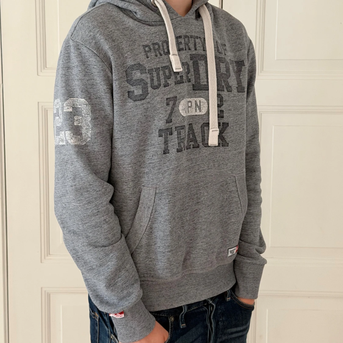 Grå hoodie från Superdry