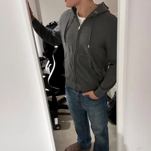 Mango hoodie - En as snygg mango hoodie i storlek S! Perfekt nu till hösten🍁Endast 249Kr!!!! Lite nopprig men man verkligen inte de✌️