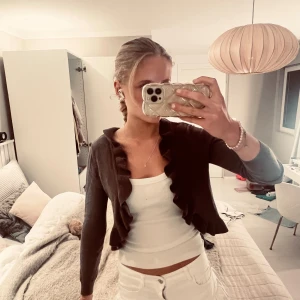 Bege brun stickad bolero🤎 - Jätte fin bolero med volang på kanterna. Gammal från HM, säljs ej längre. Hör av er för frågor❤️