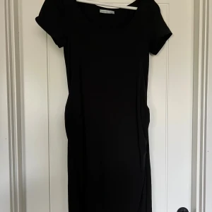 Svart mammaklänning - Svart mammaklänning i fint skick. 