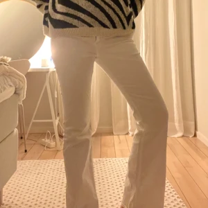 Vita low waist bootcut - Vita low waist bootcut jeans från HM. I superfint skick! 