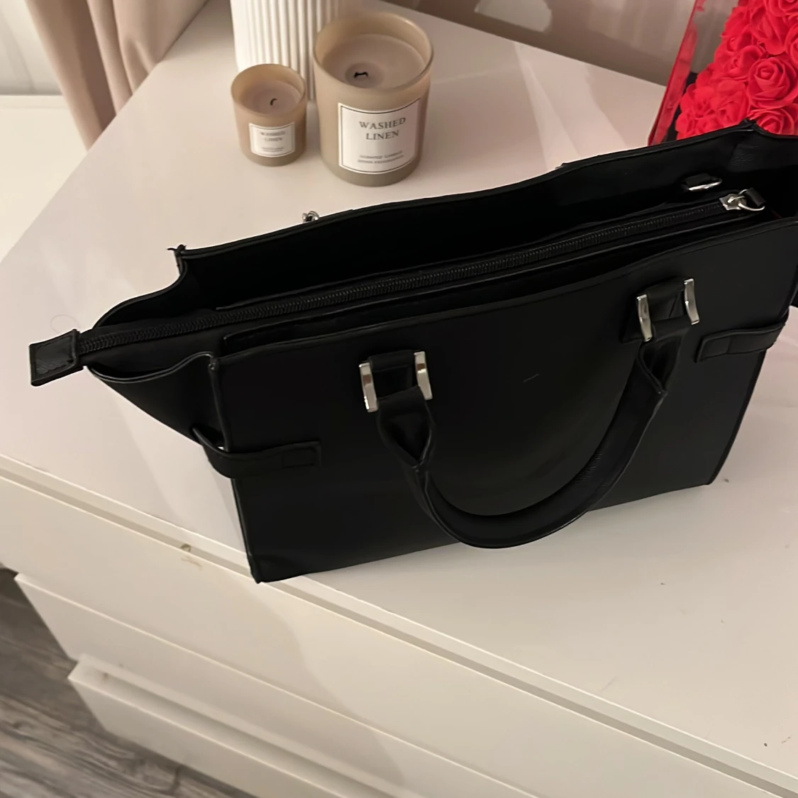 Svart handväska med rosett-detalj - 2